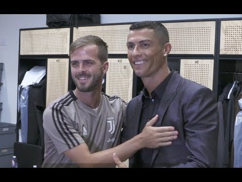 Cristiano Ronaldo meets his Juventus teammates for the first time!