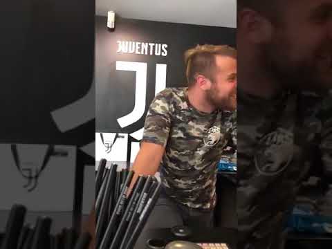 Tifoso del napoli allo JUVENTUS STORE: ” Ciao hai la maglia di Orsato? “