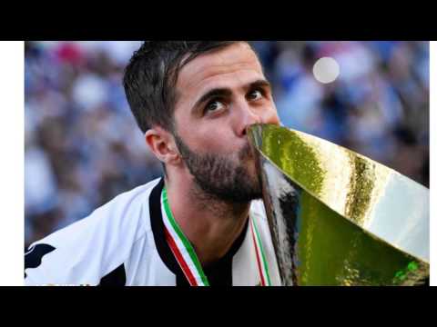 The Juventus Players Kiss the Cup/Thropy as Serie A champions 2016/2017 #photos