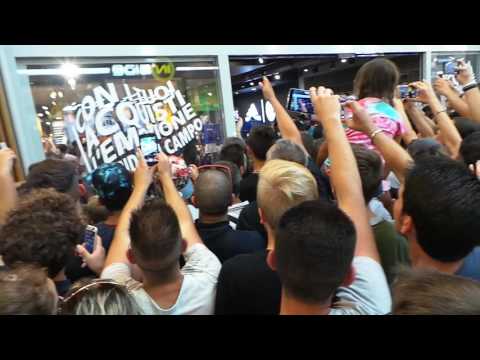 Presentazione Higuain – TIFOSI FUORI DALLO JUVENTUS STORE – 28/07/2016