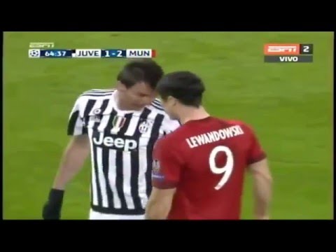 Mandzukic vs Lewandowski fight (Juventus vs Bayern Munich- Champions League)