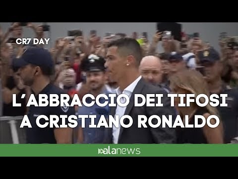 Cristiano Ronaldo, il primo vero abbraccio coi tifosi della Juve