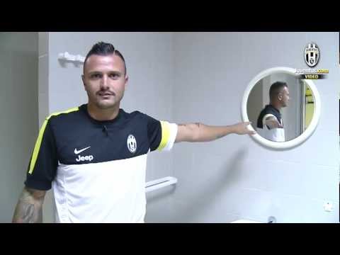 A tour of the Juventus dressing room with Simone Pepe!