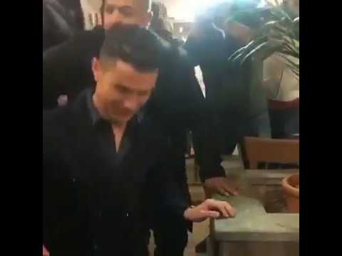 Asi fue el recibimiento a CRISTIANO RONALDO en una PIZZERIA de TURIN!