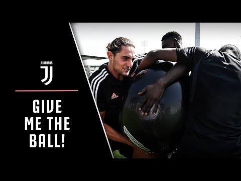TIGHT-ROPES AND BALANCE-BALLS | Juventus pre-season training in full swing!