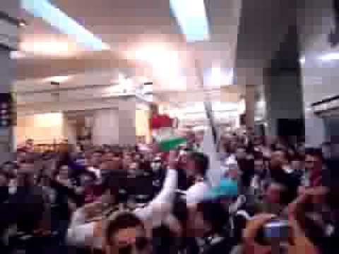 CHI NON SALTA E' ROSSONERO. SI CANTA ANCHE NELLO JUVENTUS STORE!!!.MP4