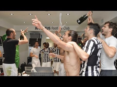Juventus champions, la festa in campo e negli spogliatoi – On-field and dressing room celebrations