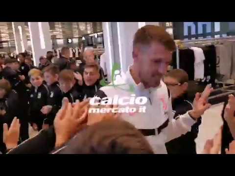 Juventus, Ramsey allo Store dopo la presentazione