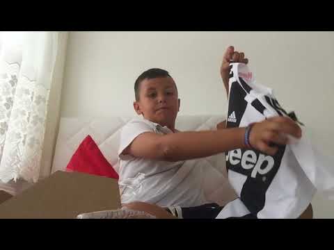 Unboxing Juventus 18/19 kit (with Ronaldo on the back)