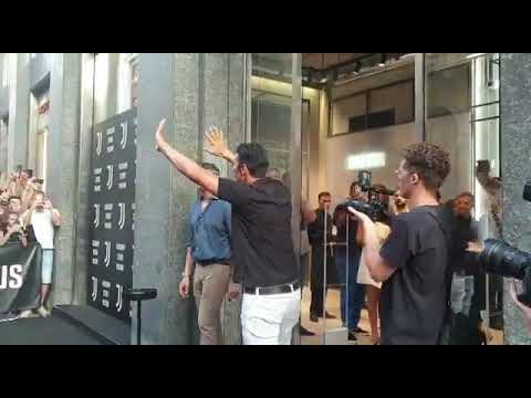 Buffon in Juve Store with fans – Milano