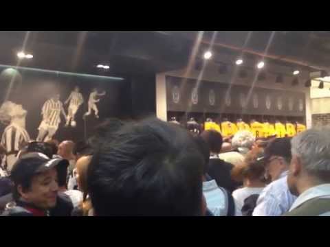 Pienone allo Juventus Store Torino cantando Inno della Juve 5/5/2014